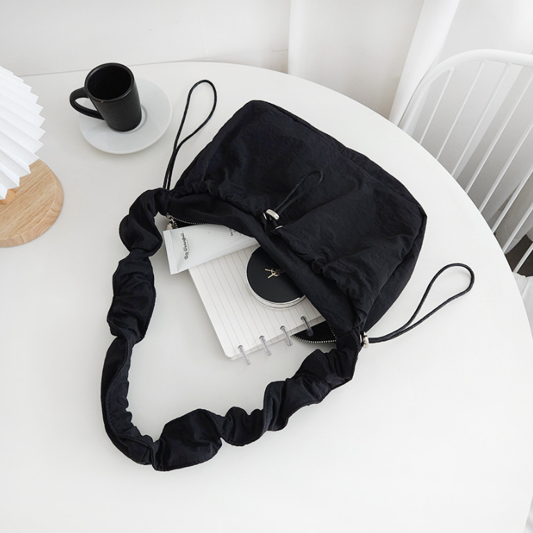 シャーリングドローストリングショルダーバッグ | 詳細画像8