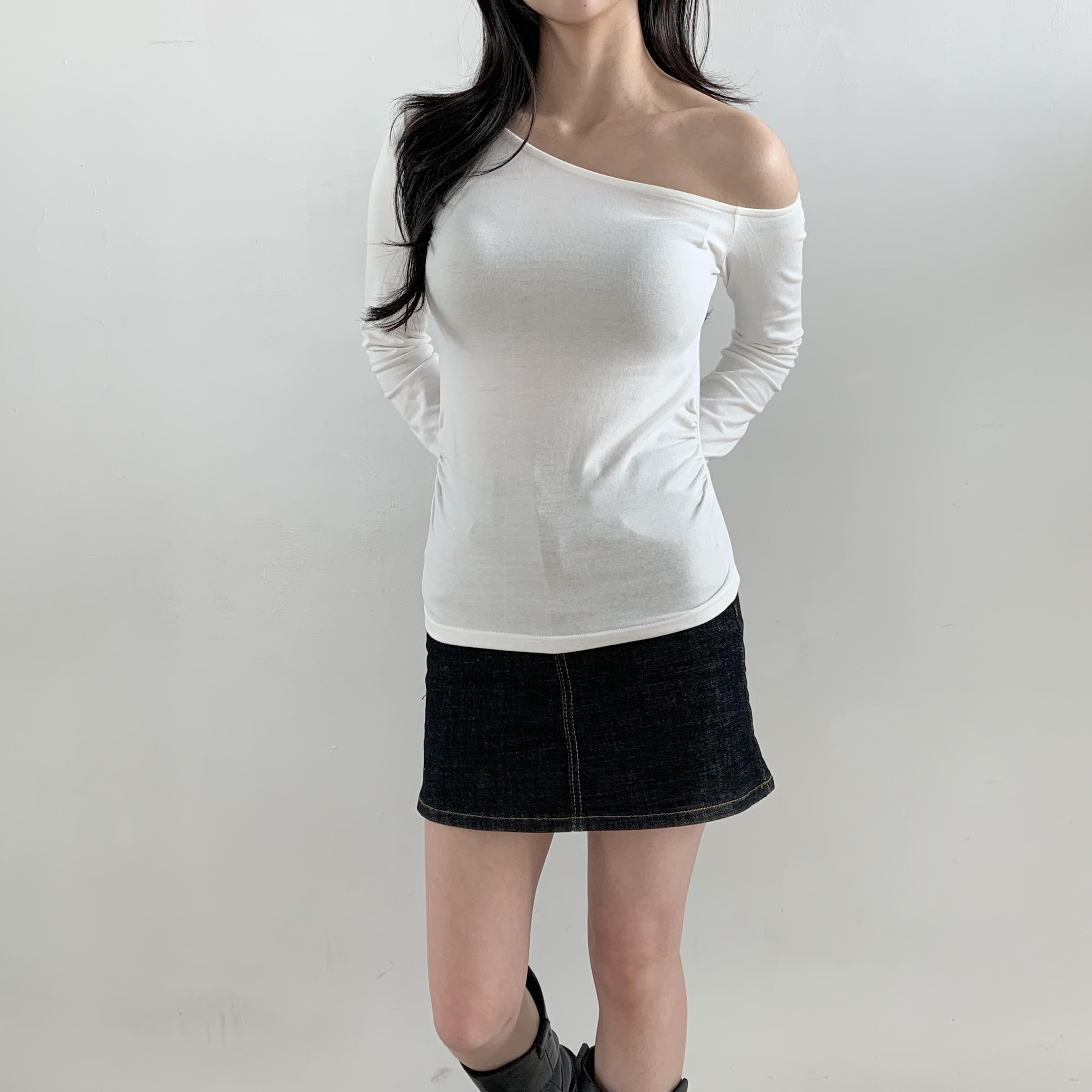 オフショルダーアンバランスネックスリム長袖Tシャツ | 詳細画像3