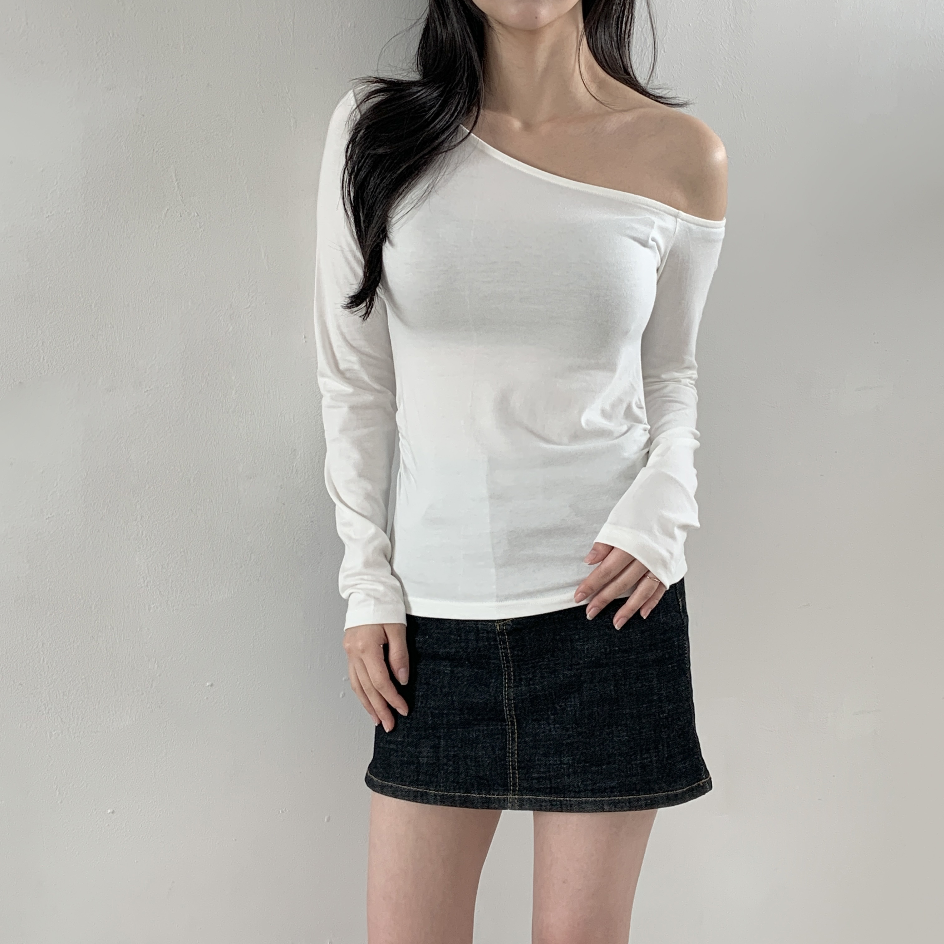 オフショルダーアンバランスネックスリム長袖Tシャツ | 詳細画像4