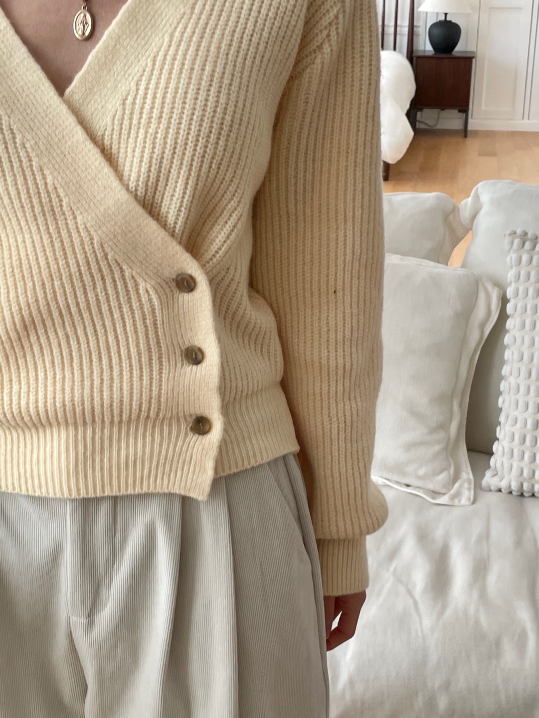 ウール混ボタンストラップVネックカラーカーディガン | 詳細画像11