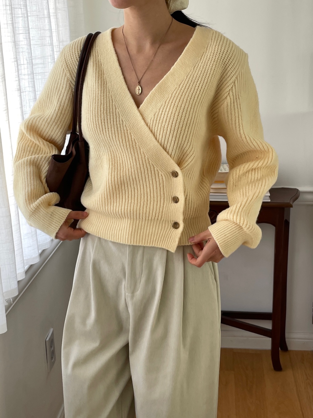 ウール混ボタンストラップVネックカラーカーディガン | 詳細画像13