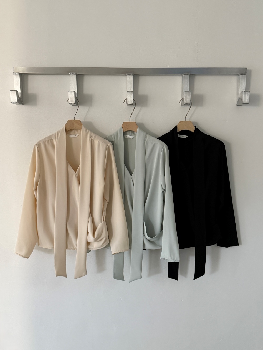 ボウタイVネックカシュクールブラウス | 詳細画像24