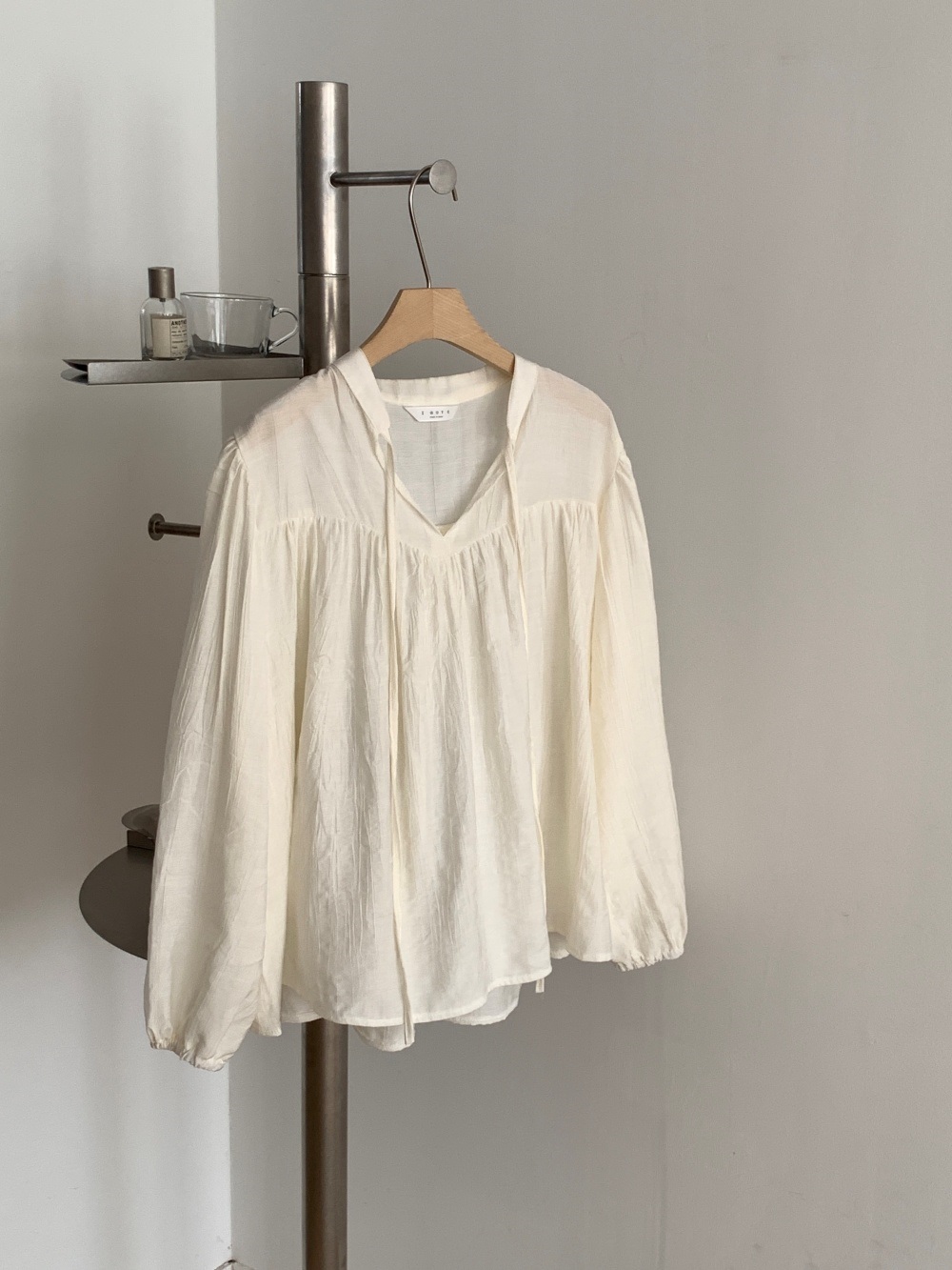 リボンシャーリングオープンカラーブラウス | 詳細画像13