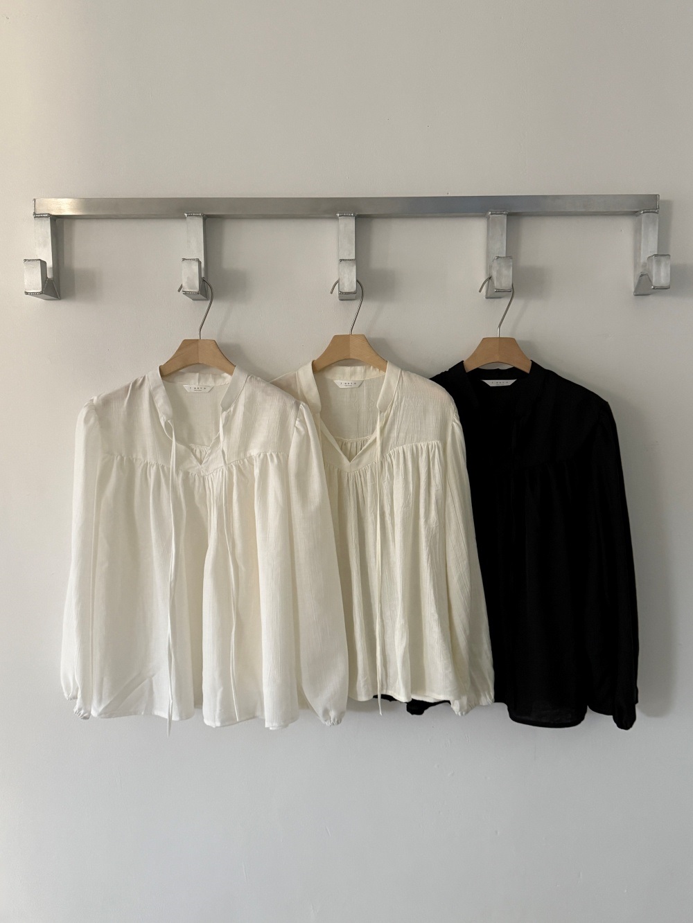 リボンシャーリングオープンカラーブラウス | 詳細画像14