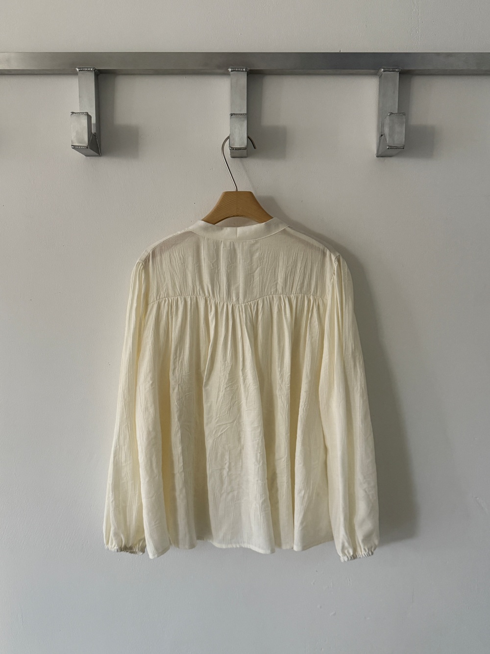 リボンシャーリングオープンカラーブラウス | 詳細画像18