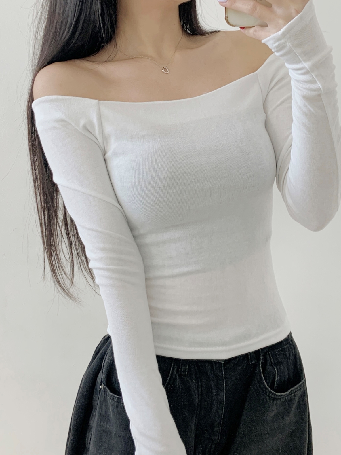 オフショルダースリムショート長袖無地Tシャツ | レディース