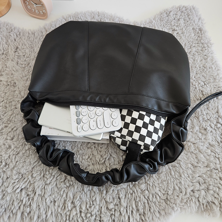 レザー調ジップアップシャーリングドローストリングラインショルダーバッグ | 詳細画像12