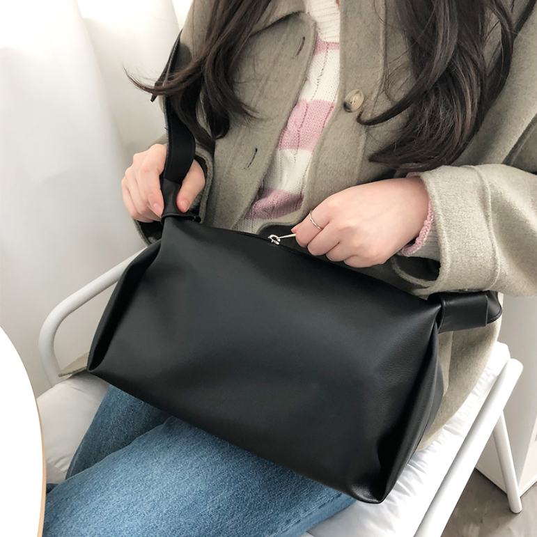 レザー調ジップアップバックルショルダーバッグ | 詳細画像3