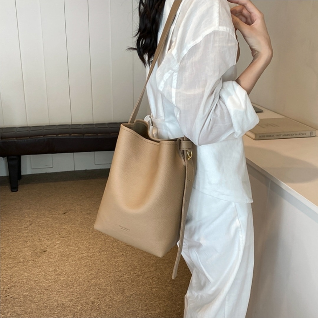 レザー調バックルマグネットボタンロゴショルダーバッグポーチ付 | 詳細画像2