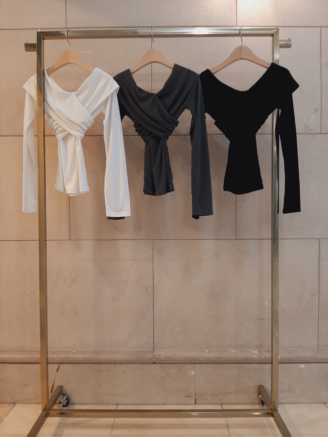 オフショルダースリムカシュクール長袖ギャザー無地Tシャツ | 詳細画像7