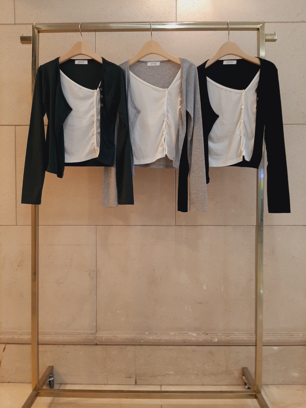 アンバランスネックスリムレイヤード風ショートアンバランス長袖ダイアゴナルボタンセミクロップド配色カーディガン | 詳細画像10