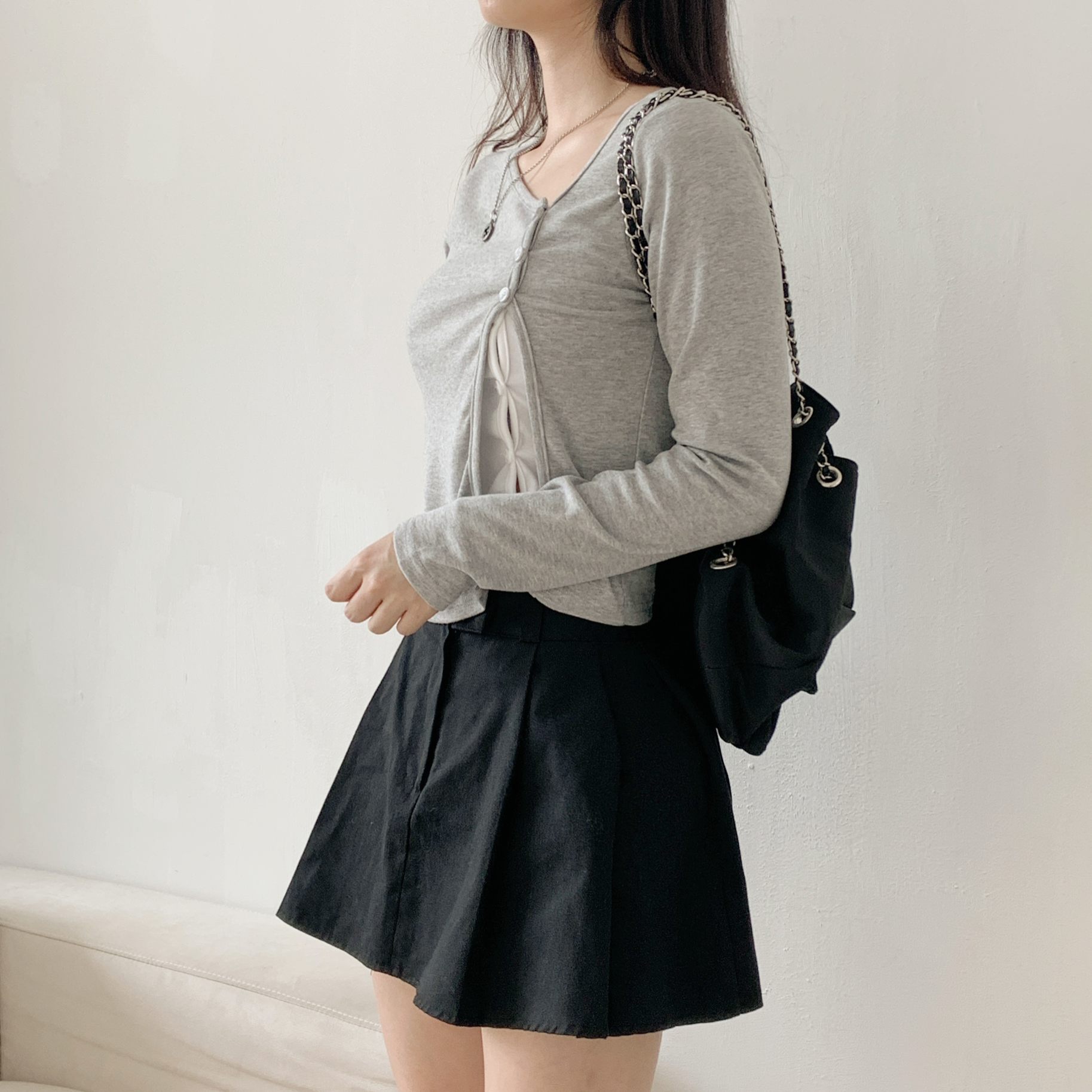 アンバランスネックスリムレイヤード風ショートアンバランス長袖ダイアゴナルボタンセミクロップド配色カーディガン | 詳細画像4