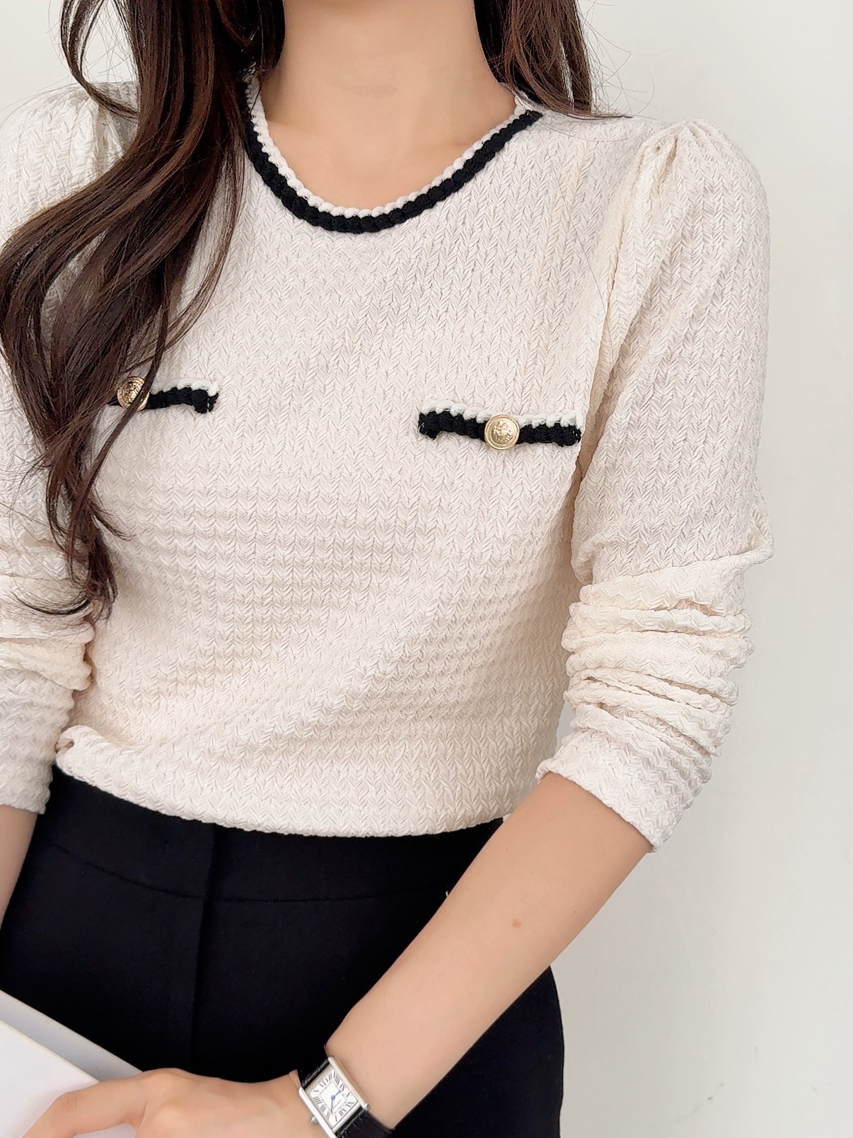 エンボスラウンドネックパフスリーブ長袖フェイクボタン配色ケーブルニット | 詳細画像4