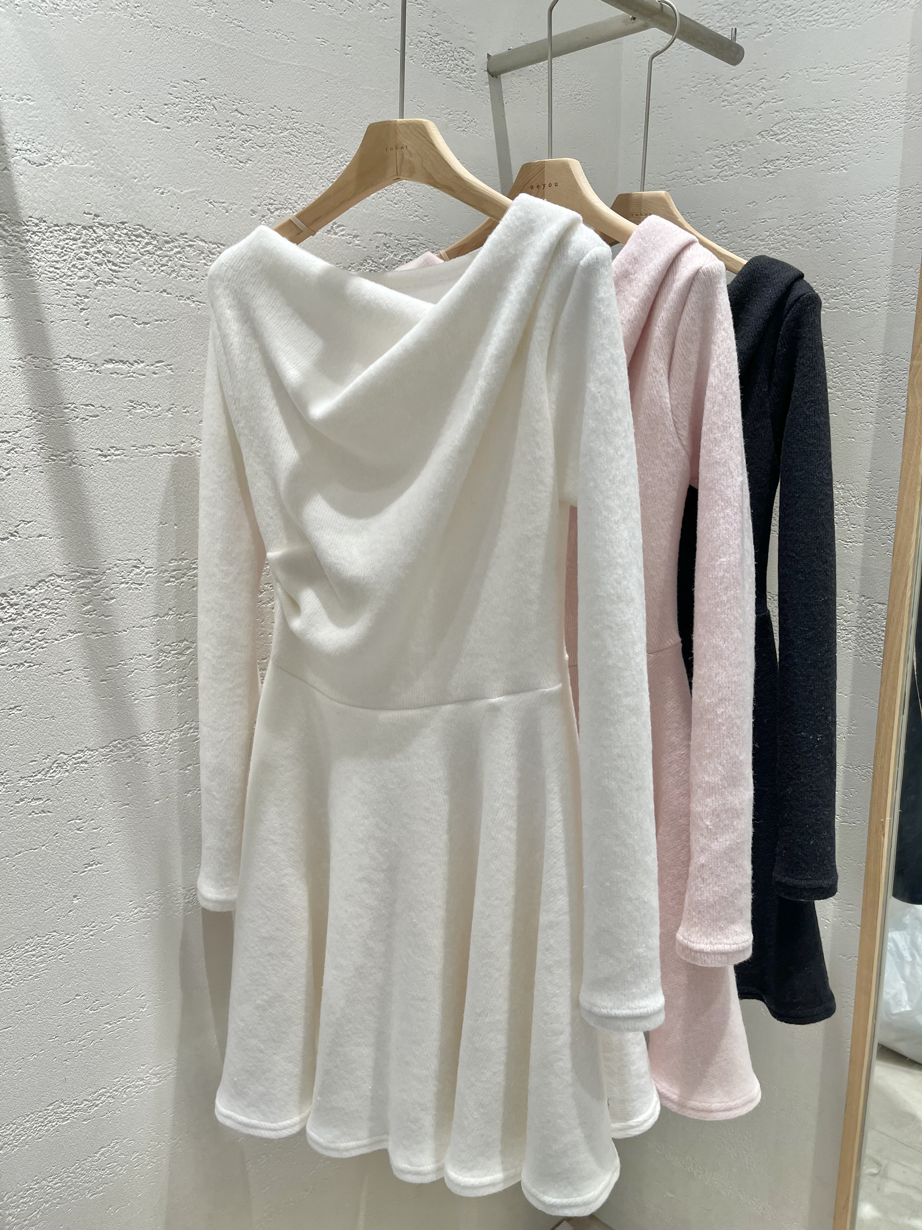 アンバランスネックラインカシュクール長袖フレアAラインミニ無地ワンピース | 詳細画像21