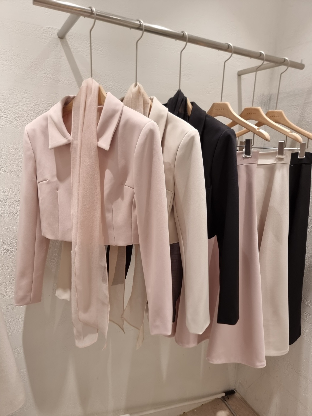 ボタンカラー肩パッドラインクロップドIライン長袖フレア無地ツーピース(トップス、ボトムス)スカートジャケットスカーフ付 | 詳細画像20