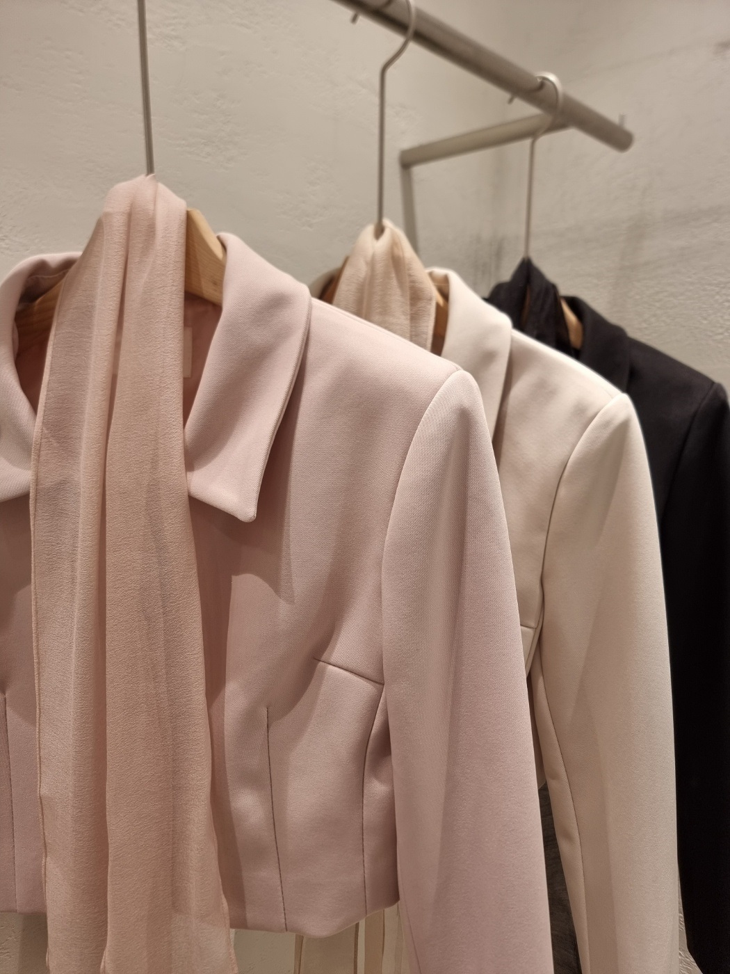 ボタンカラー肩パッドラインクロップドIライン長袖フレア無地ツーピース(トップス、ボトムス)スカートジャケットスカーフ付 | 詳細画像21