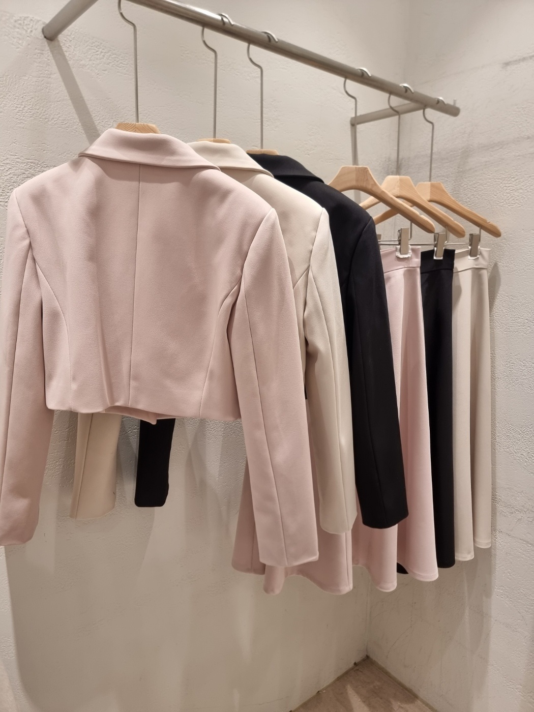 ボタンカラー肩パッドラインクロップドIライン長袖フレア無地ツーピース(トップス、ボトムス)スカートジャケットスカーフ付 | 詳細画像23