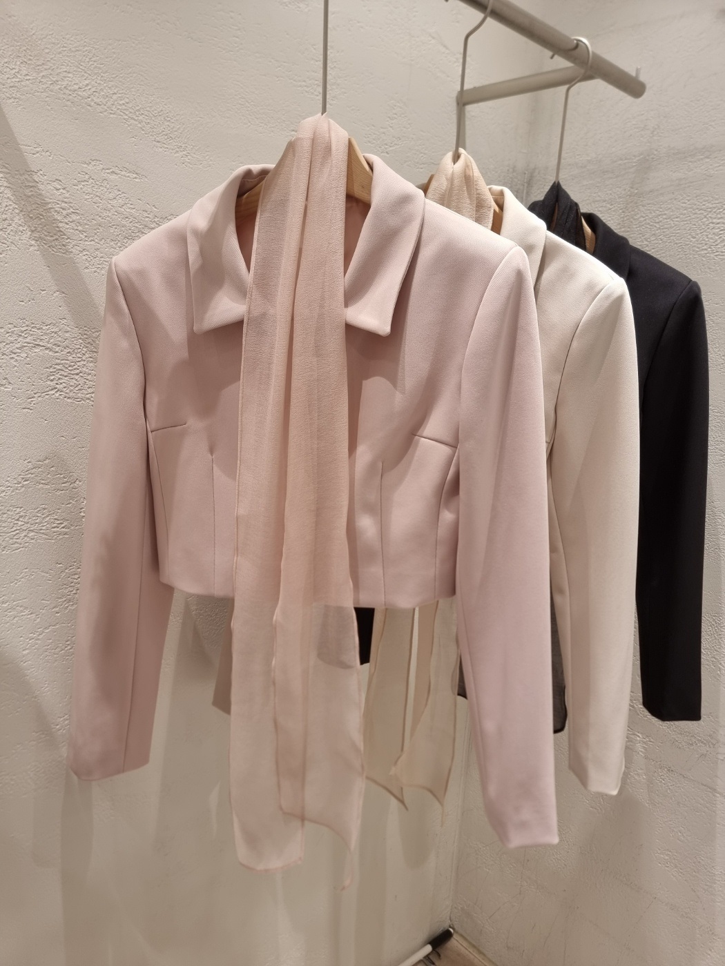 ボタンカラー肩パッドクロップド長袖無地ジャケットスカーフ付 | 詳細画像18