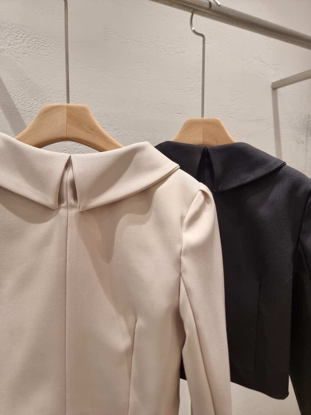 カラー肩パッドラインパフスリーブクロップドルーズ長袖ビジューボタンボタンスリーブ無地ジャケット | 詳細画像21