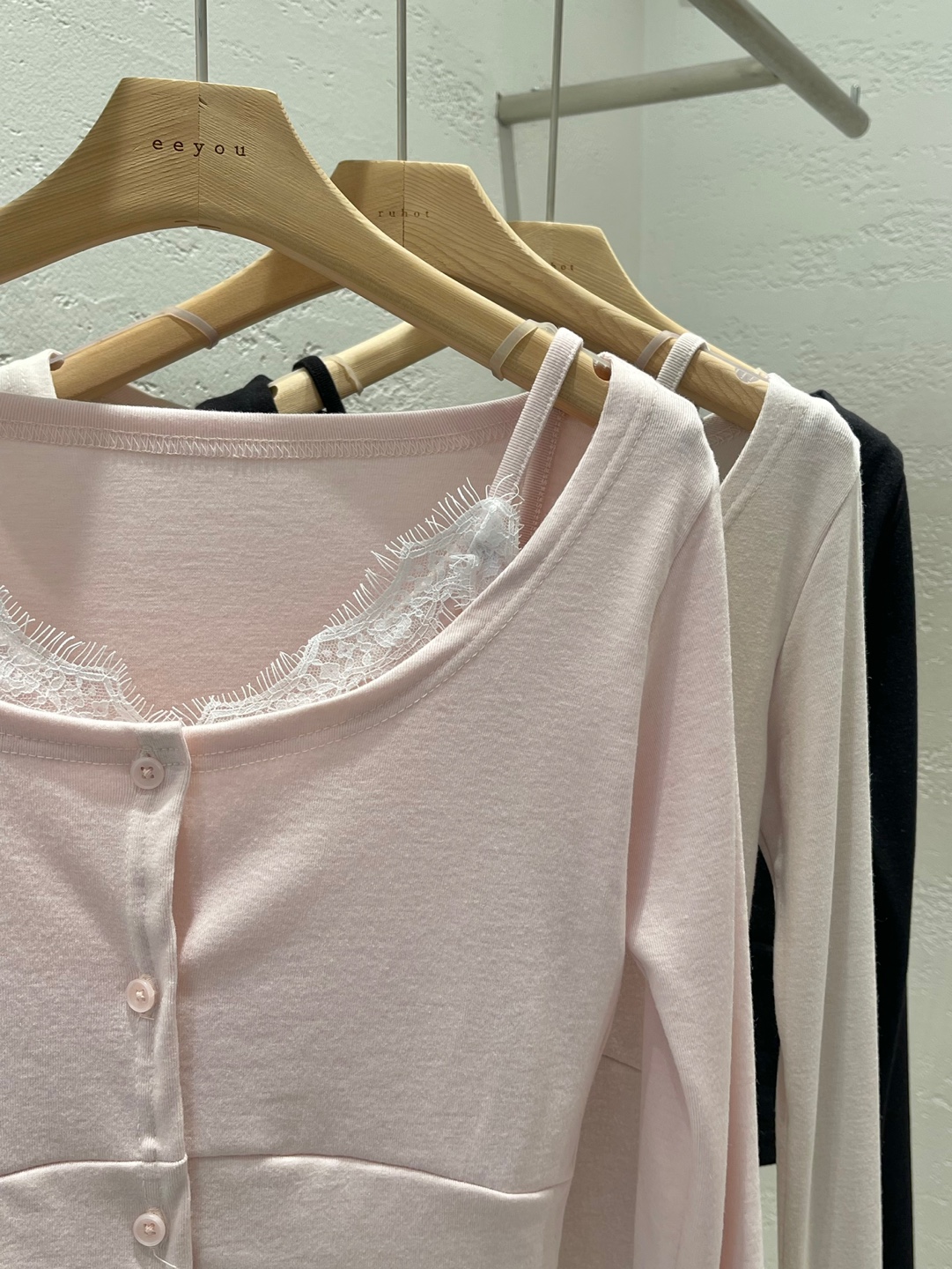 レースボタンラインクロップドスリム長袖カーディガンキャミソールアンサンブル | 詳細画像20