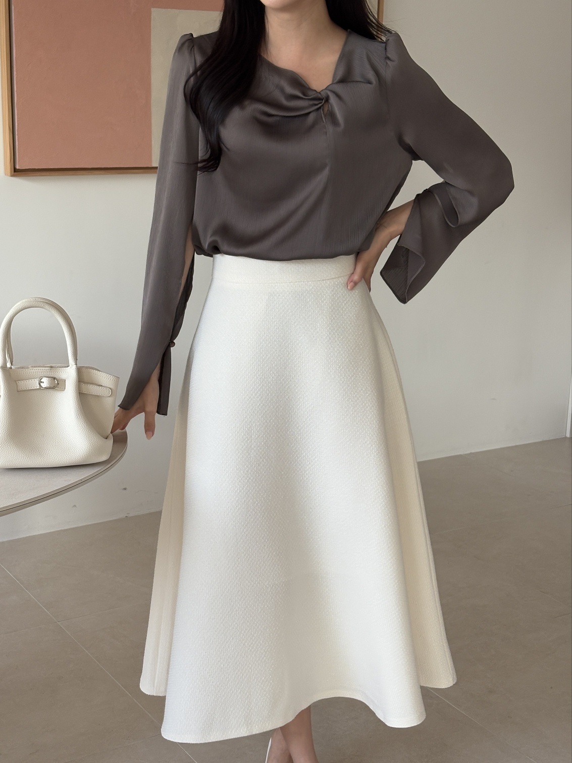 アンバランスネックシャーリングスリットパフスリーブルーズツイスト長袖ボタンスリーブ無地ブラウス | 詳細画像3