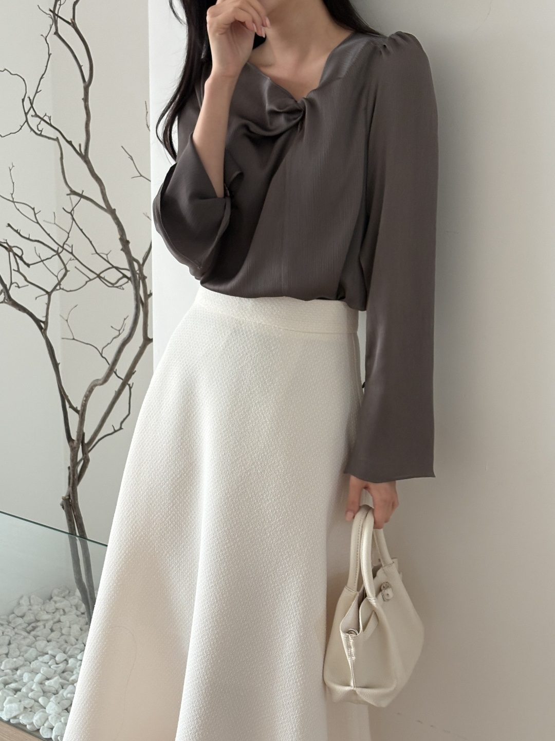 アンバランスネックシャーリングスリットパフスリーブルーズツイスト長袖ボタンスリーブ無地ブラウス | 詳細画像4