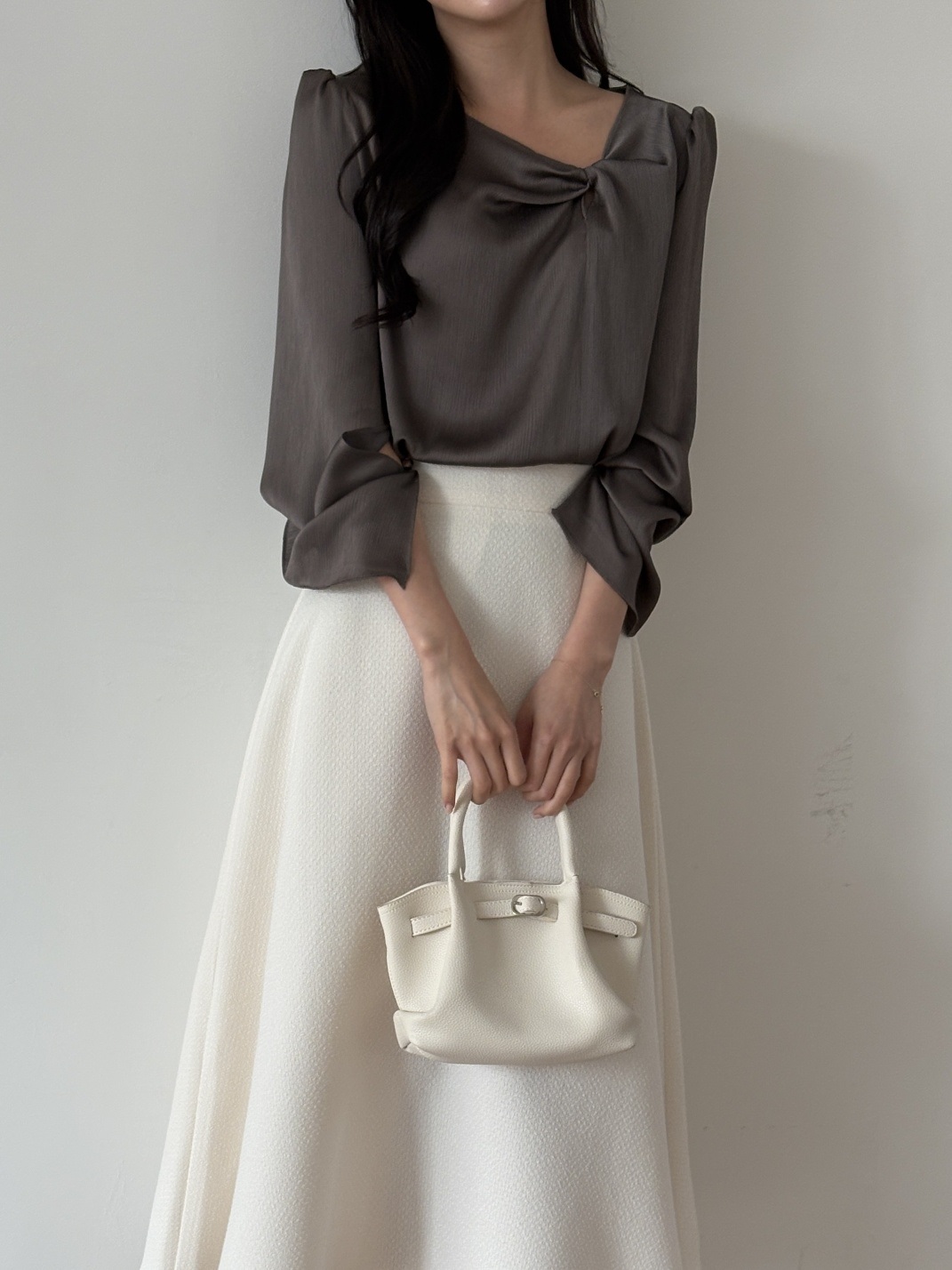 アンバランスネックシャーリングスリットパフスリーブルーズツイスト長袖ボタンスリーブ無地ブラウス | 詳細画像5