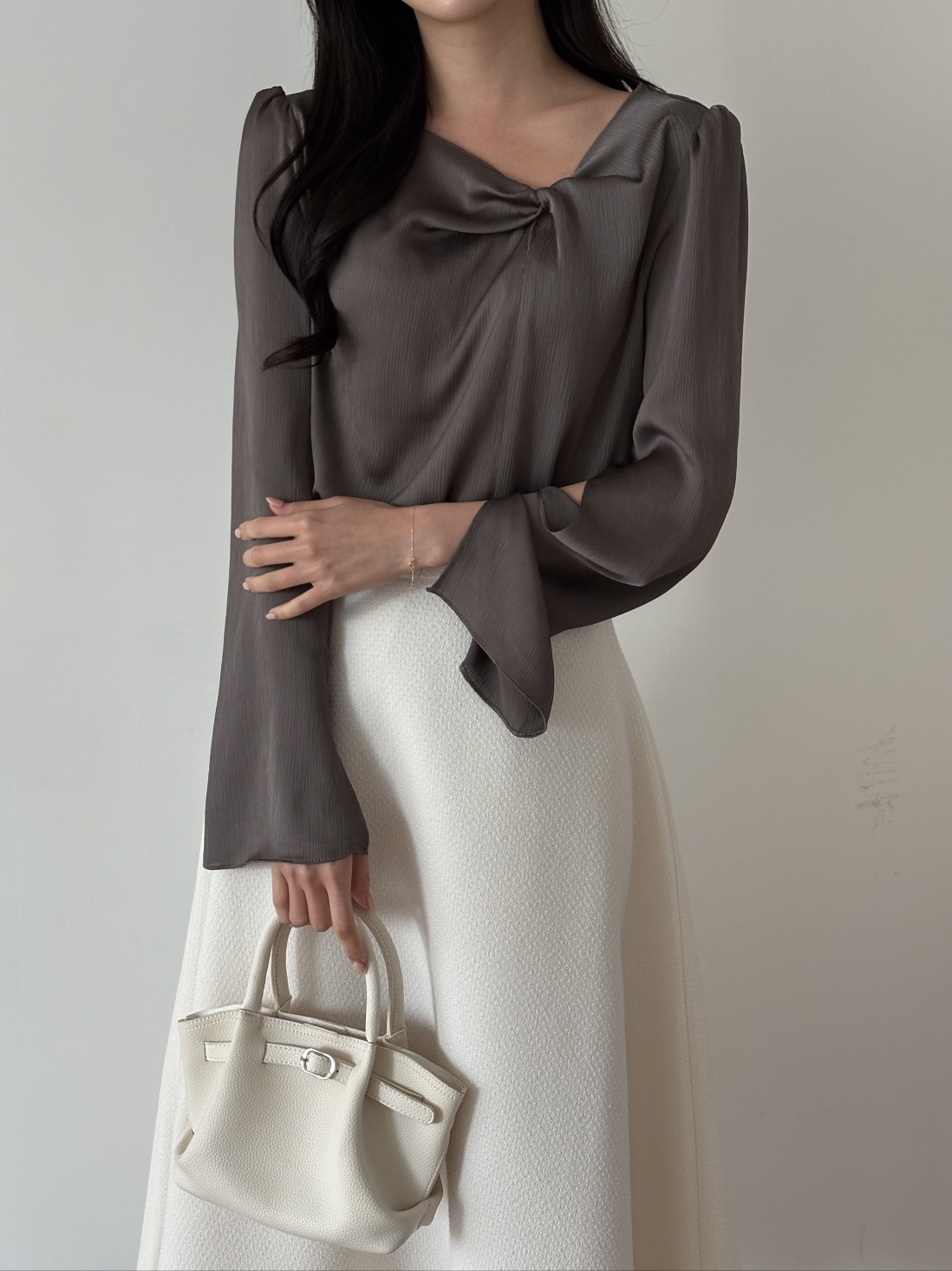 アンバランスネックシャーリングスリットパフスリーブルーズツイスト長袖ボタンスリーブ無地ブラウス | 詳細画像7