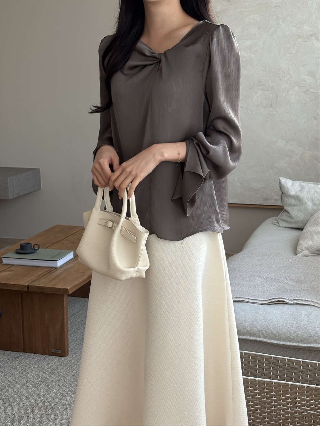 アンバランスネックシャーリングスリットパフスリーブルーズツイスト長袖ボタンスリーブ無地ブラウス | 詳細画像8