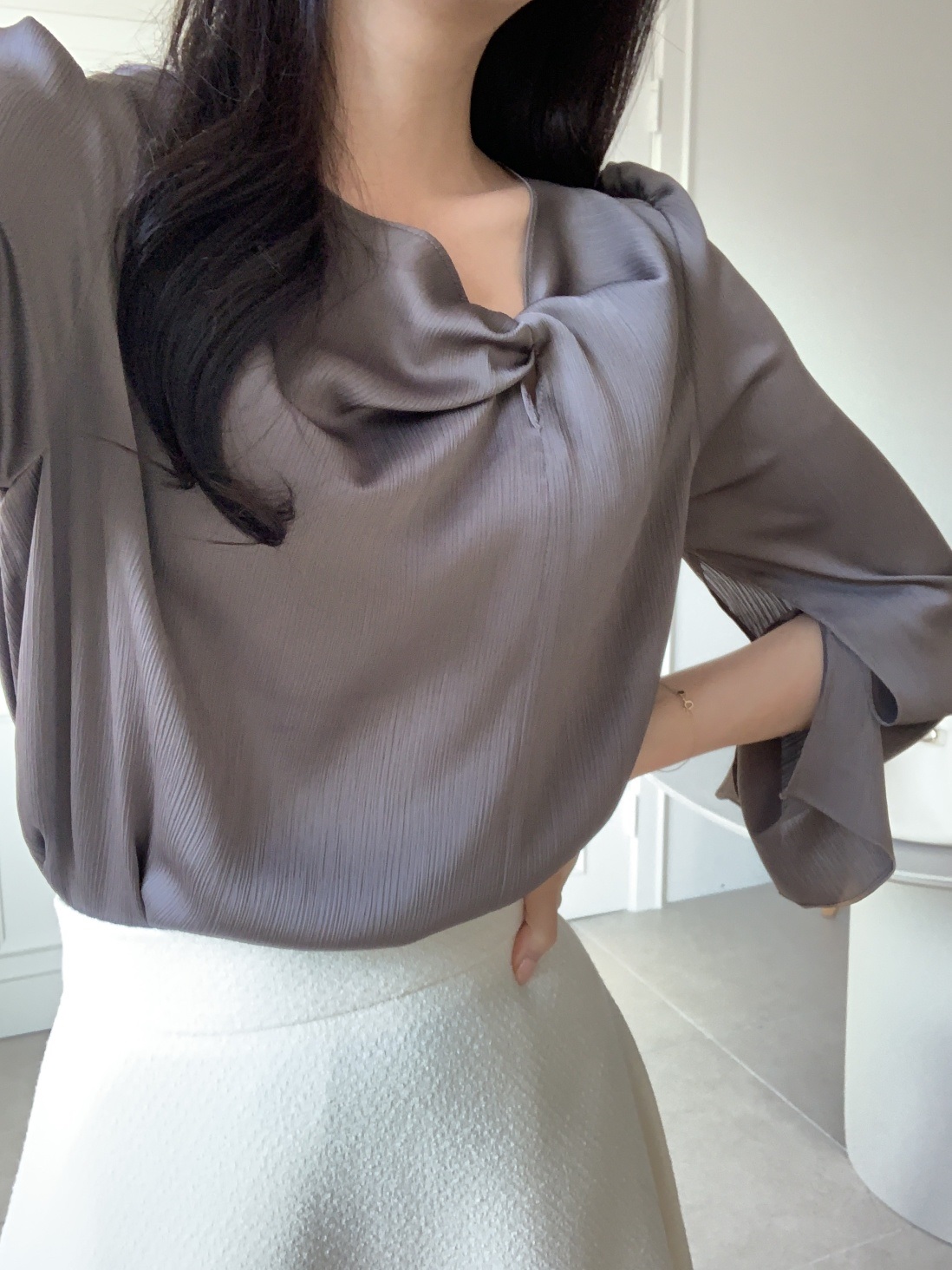 アンバランスネックシャーリングスリットパフスリーブルーズツイスト長袖ボタンスリーブ無地ブラウス | 詳細画像12