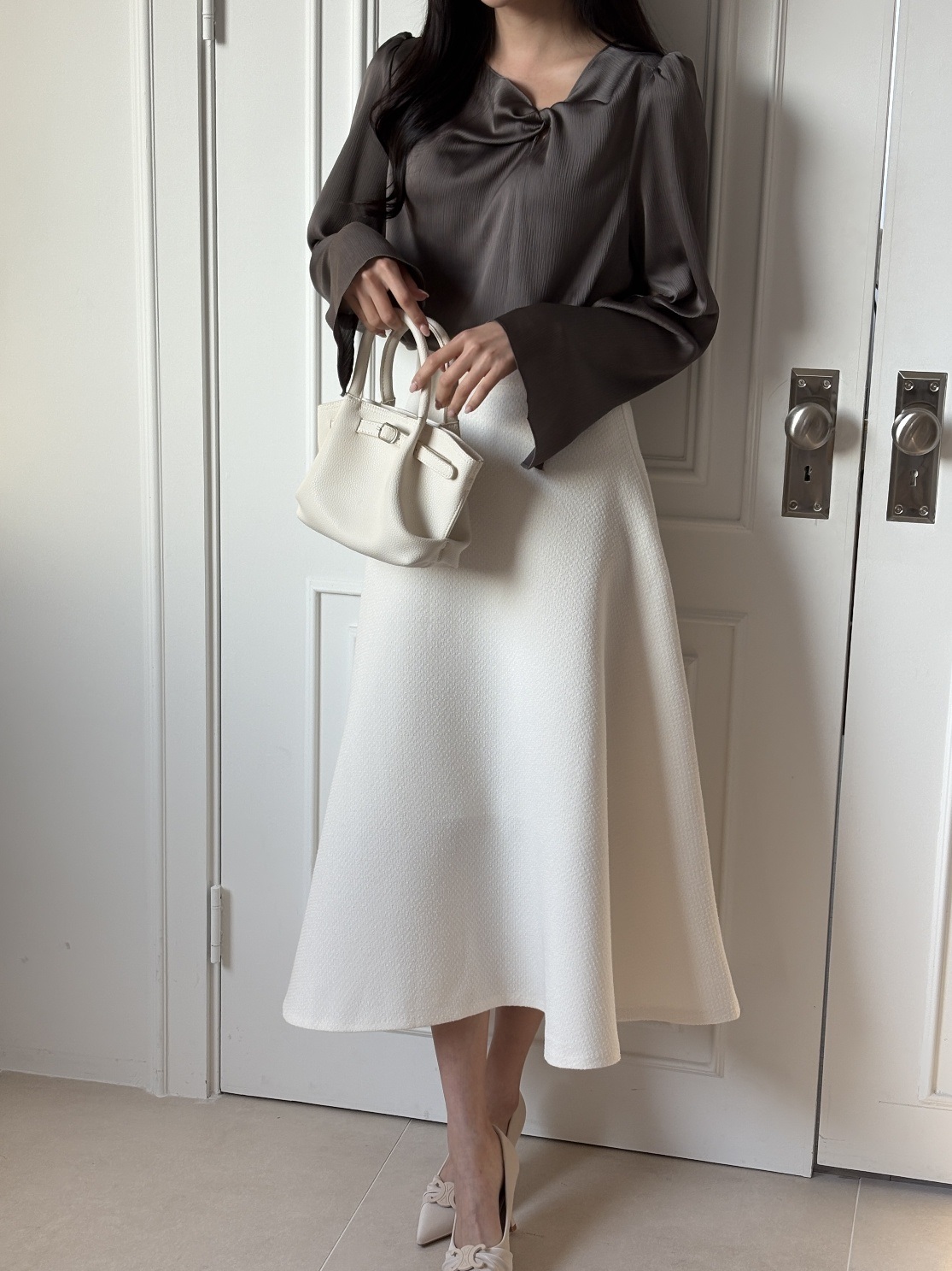 アンバランスネックシャーリングスリットパフスリーブルーズツイスト長袖ボタンスリーブ無地ブラウス | 詳細画像16