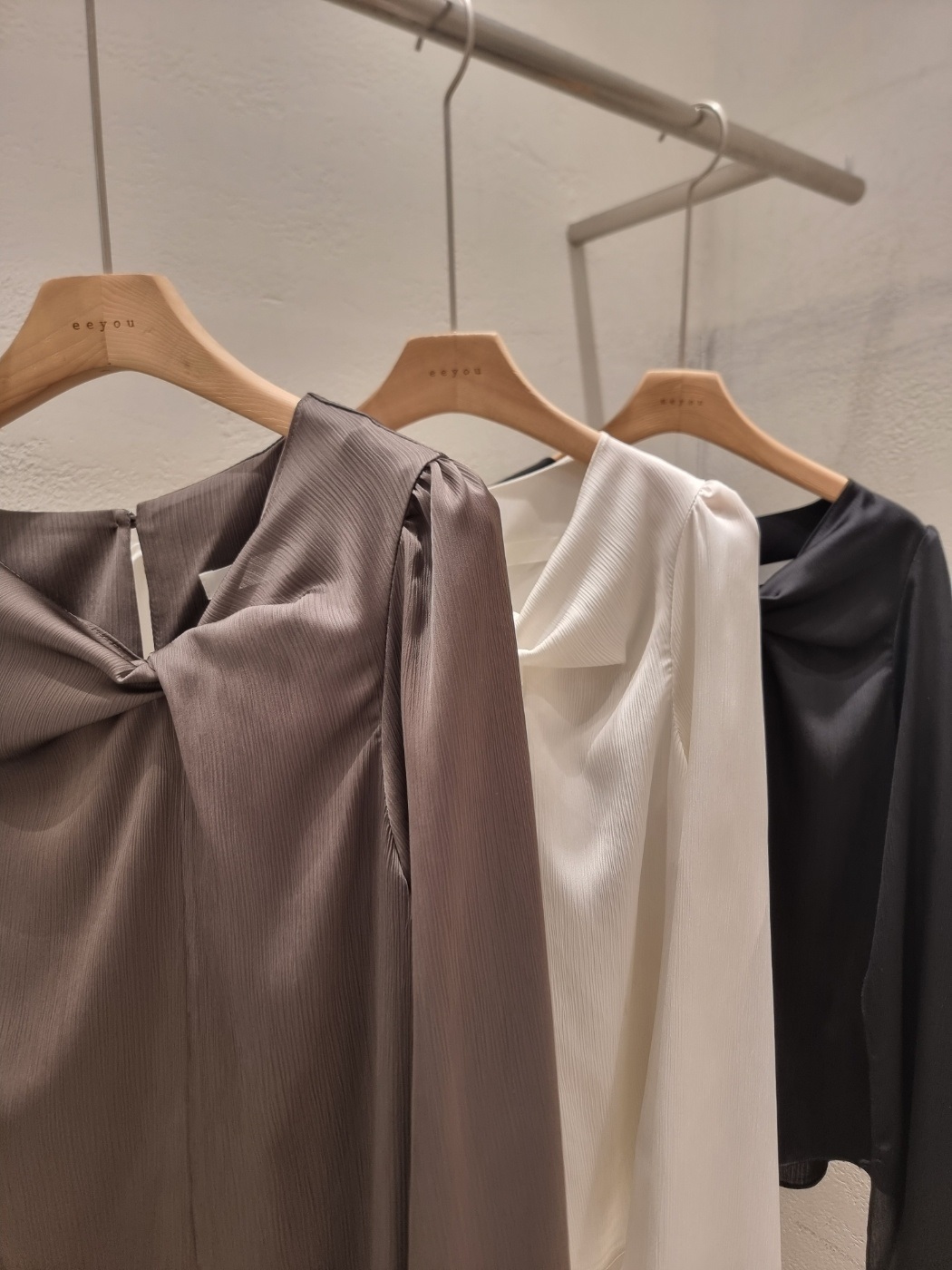 アンバランスネックシャーリングスリットパフスリーブルーズツイスト長袖ボタンスリーブ無地ブラウス | 詳細画像22