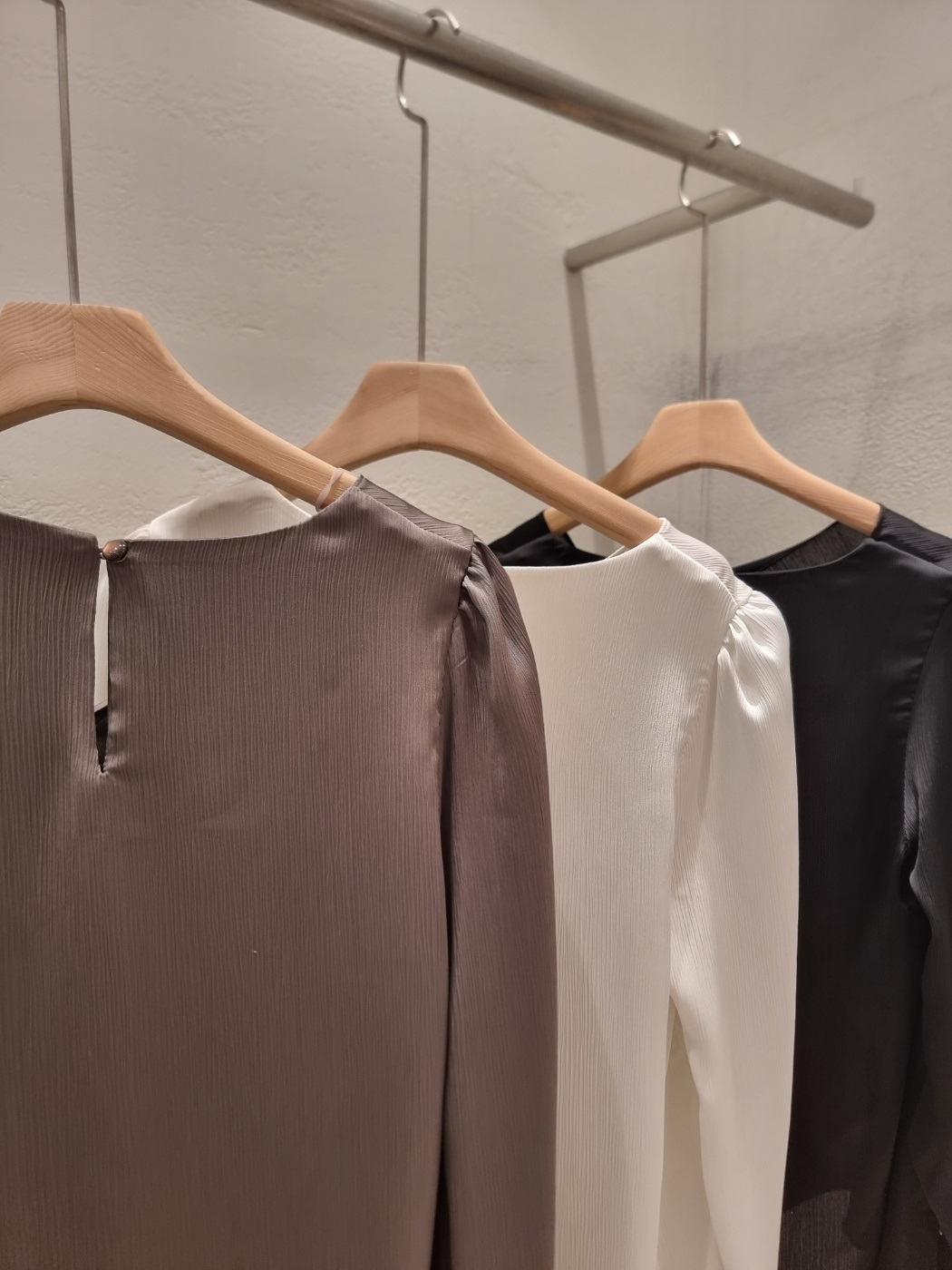 アンバランスネックシャーリングスリットパフスリーブルーズツイスト長袖ボタンスリーブ無地ブラウス | 詳細画像24