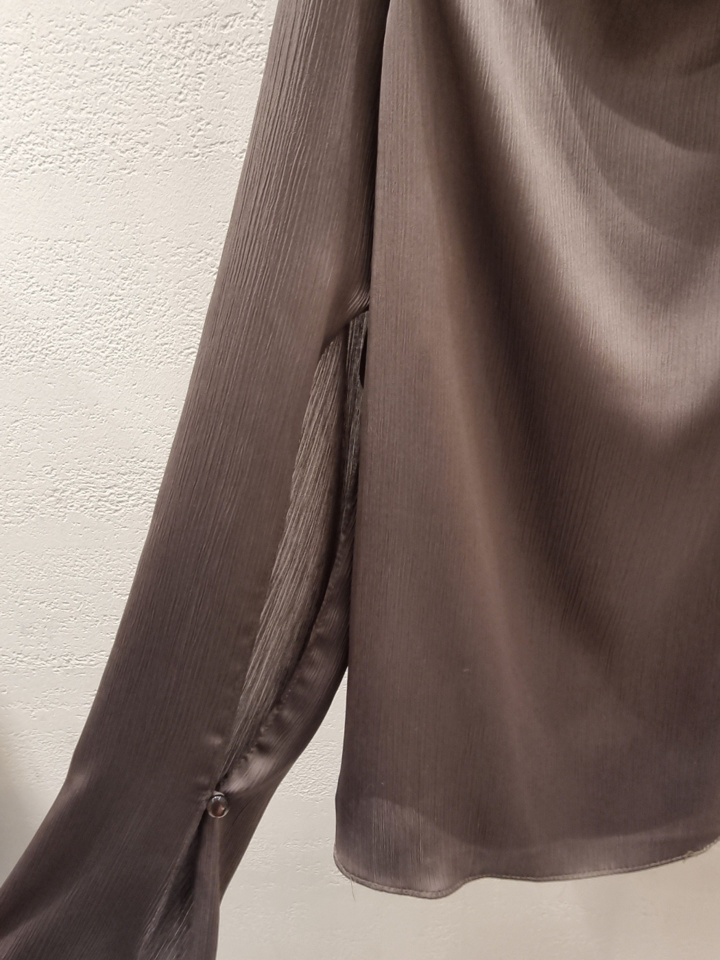 アンバランスネックシャーリングスリットパフスリーブルーズツイスト長袖ボタンスリーブ無地ブラウス | 詳細画像25