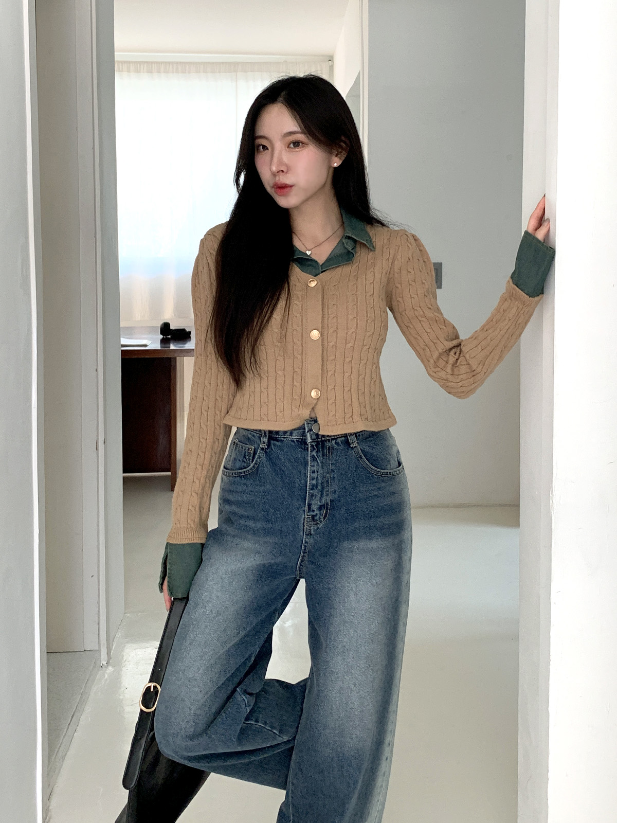 ニットデニムコットンカラークロップドベルスリーブレイヤード風長袖ビジューボタン配色ケーブルカーディガン | 詳細画像3