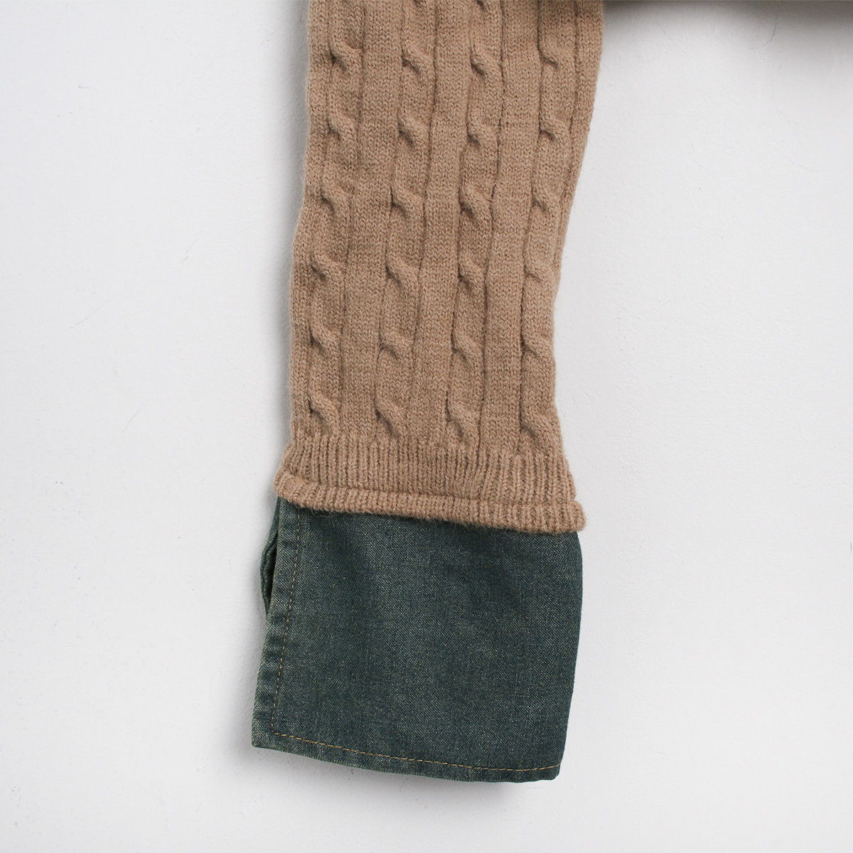 ニットデニムコットンカラークロップドベルスリーブレイヤード風長袖ビジューボタン配色ケーブルカーディガン | 詳細画像21