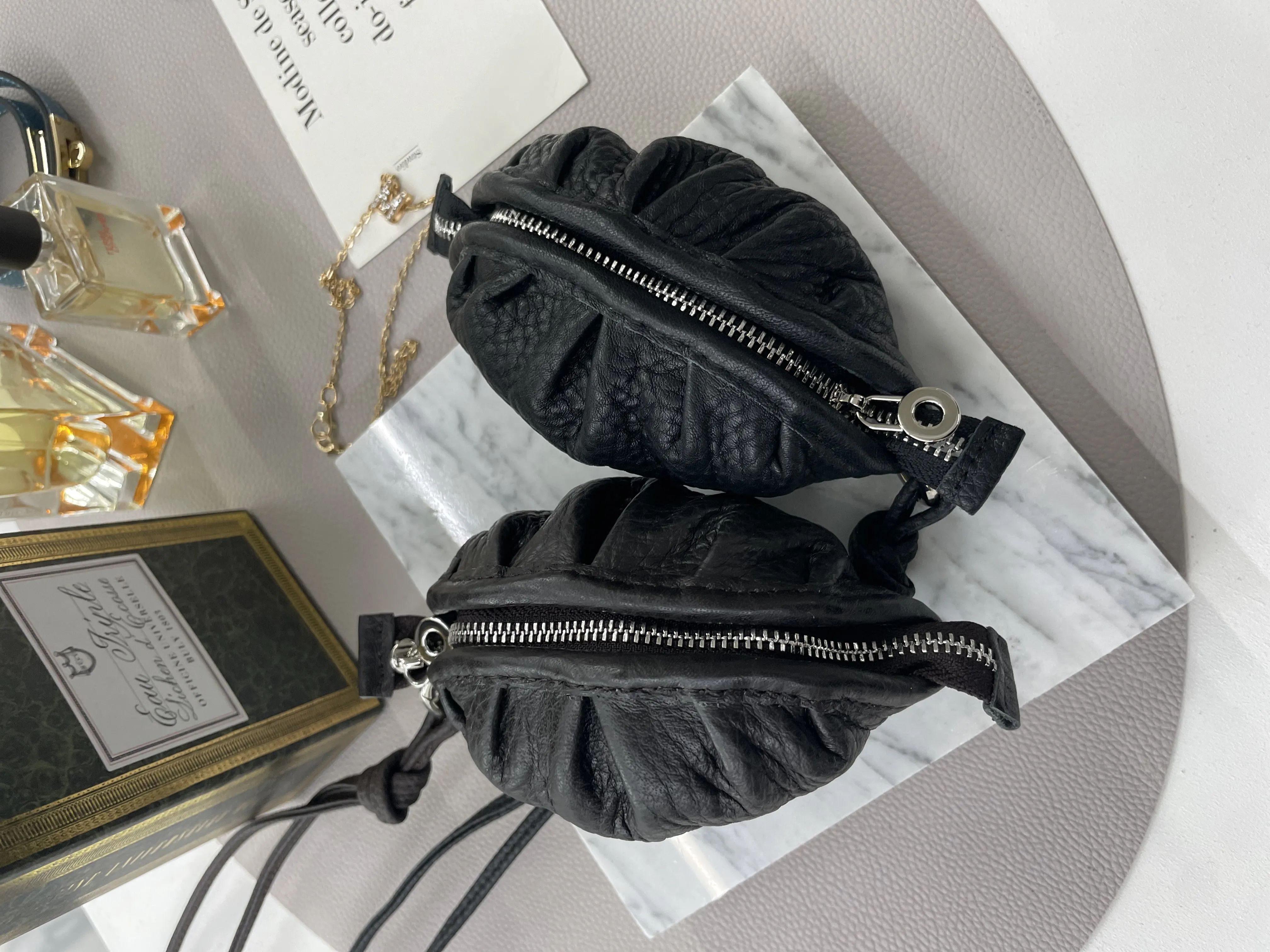 カウレザージップアップカラーポーチ | whosbag | 詳細画像1