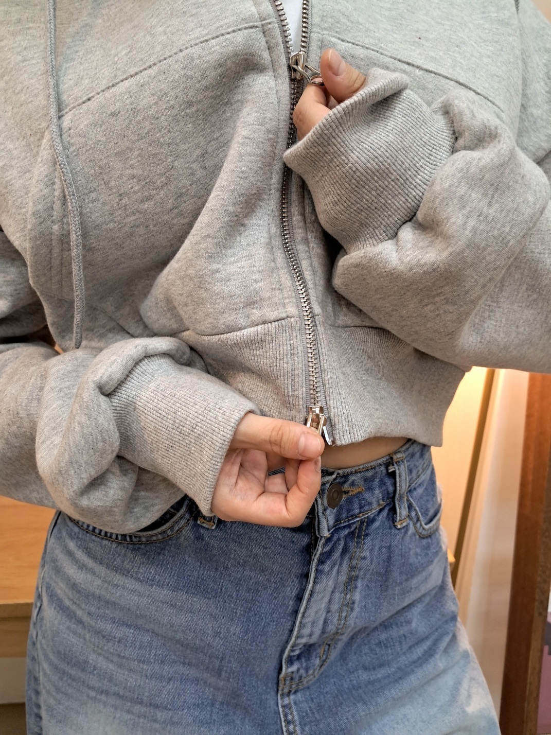 裏起毛フードドローストリングダブルジップクロップドバルーンルーズ長袖カンガルーポケット無地ジップパーカー | 詳細画像5