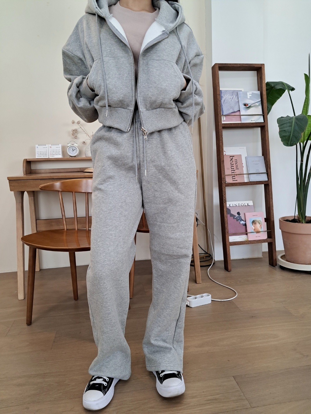 裏起毛フードドローストリングダブルジップクロップドバルーンルーズ長袖カンガルーポケット無地ジップパーカー | 詳細画像4