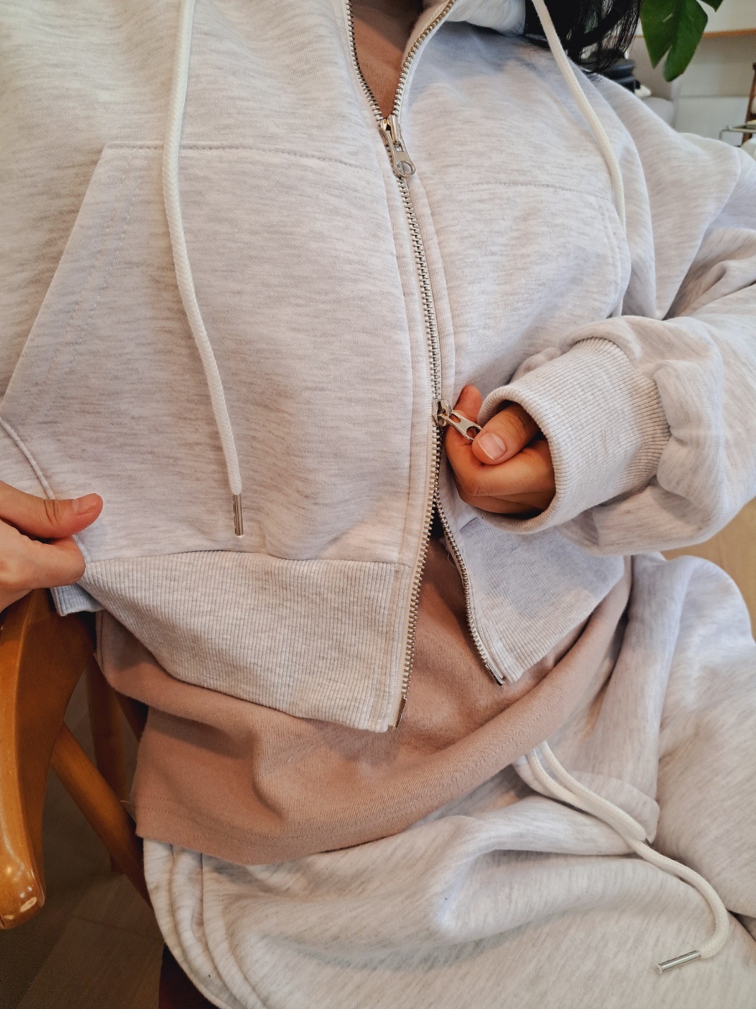 裏起毛フードドローストリングダブルジップクロップドバルーンルーズ長袖カンガルーポケット無地ジップパーカー | 詳細画像8