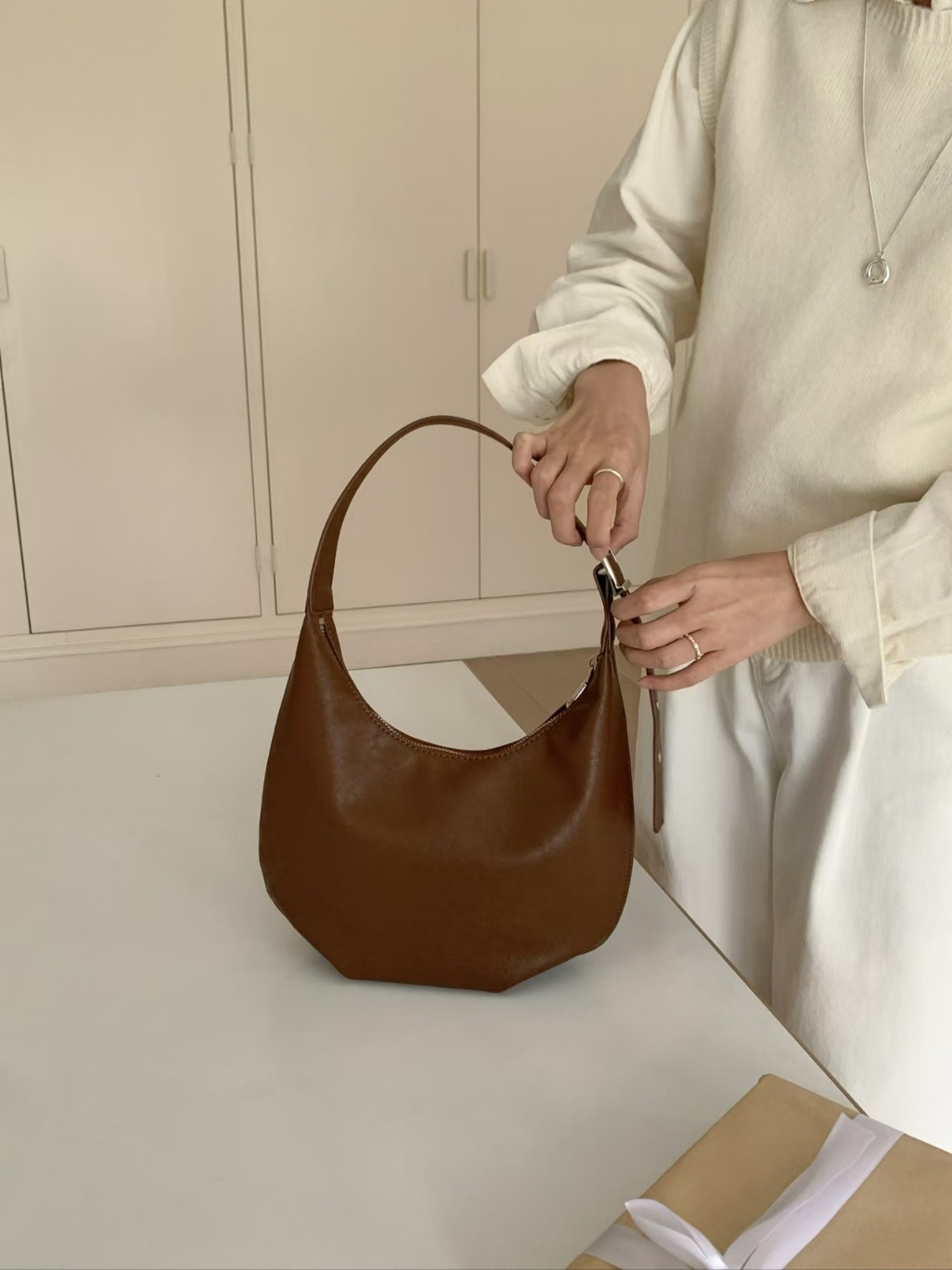 レザー調ジップアップベルト無地トートバッグ | 詳細画像4