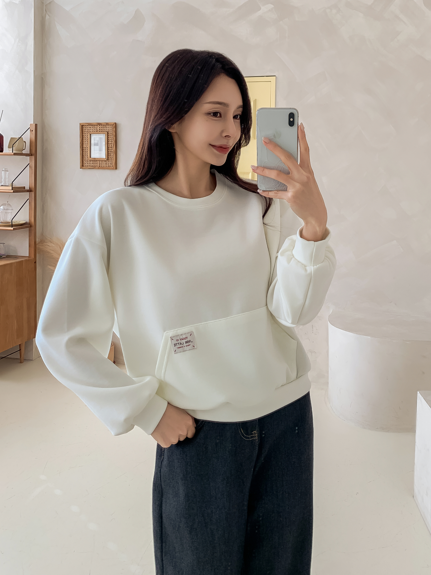 ラウンドネックパッチオーバーサイズ長袖カンガルーポケット無地スウェット | 詳細画像2