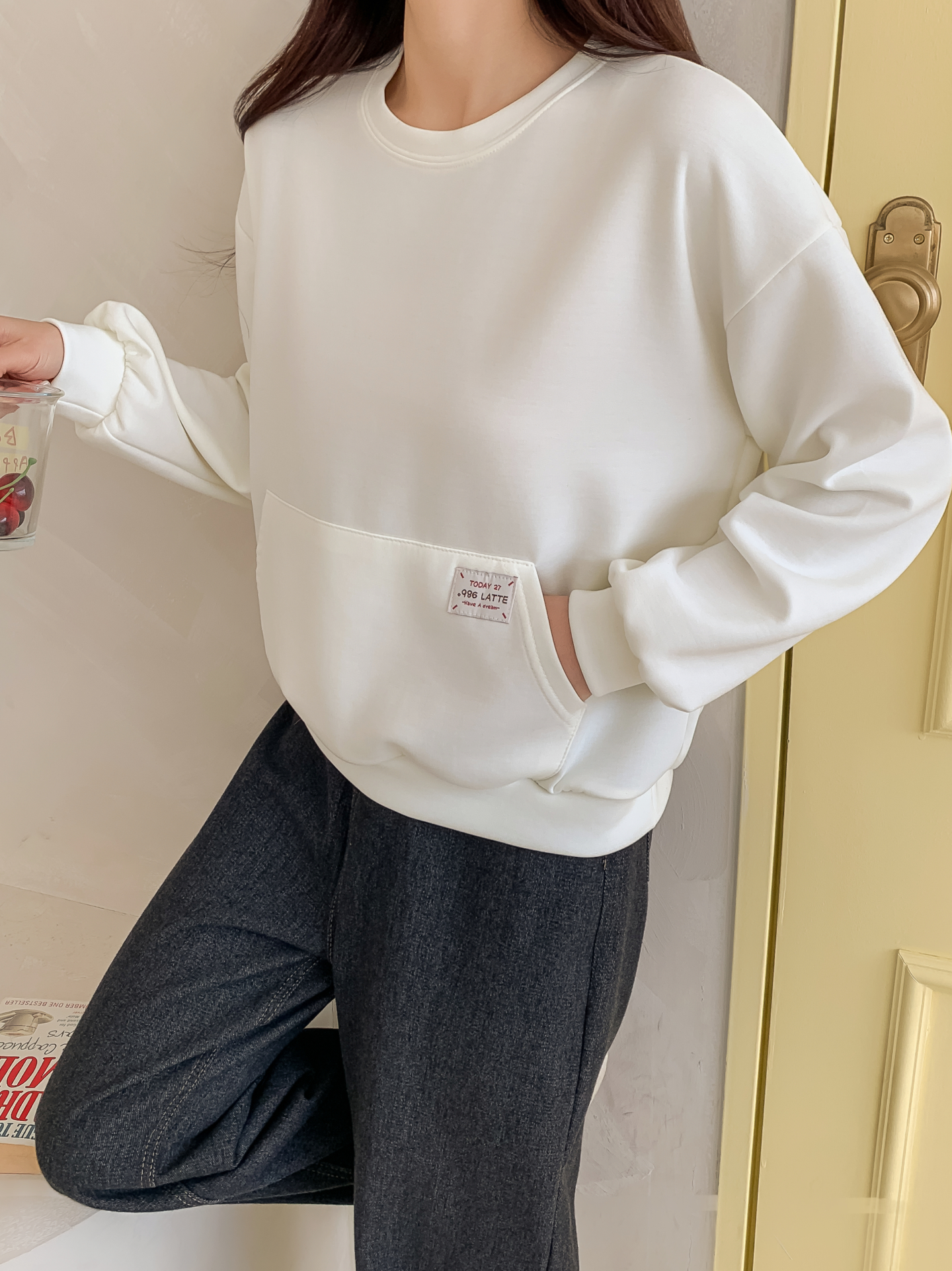 ラウンドネックパッチオーバーサイズ長袖カンガルーポケット無地スウェット | 詳細画像5