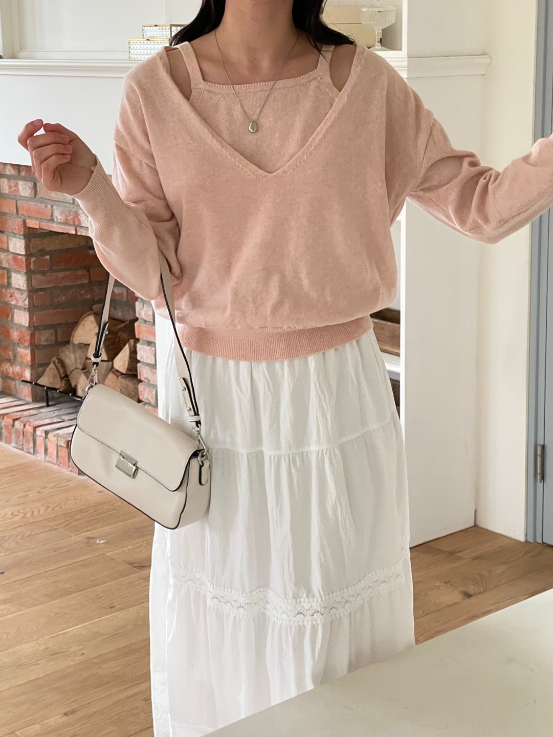 Vネックレイヤード風ルーズ長袖セミクロップド無地ニット | 詳細画像3