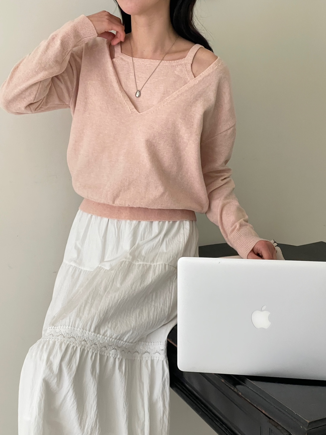 Vネックレイヤード風ルーズ長袖セミクロップド無地ニット | 詳細画像5