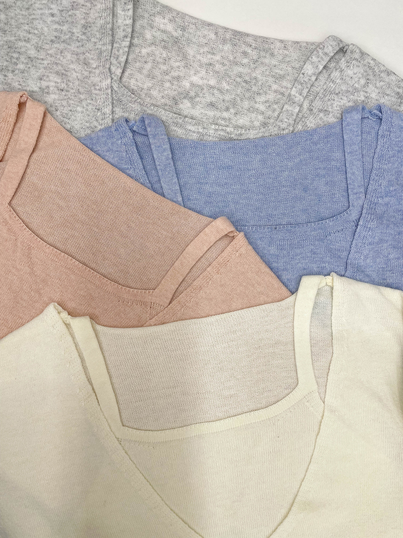 Vネックレイヤード風ルーズ長袖セミクロップド無地ニット | 詳細画像12