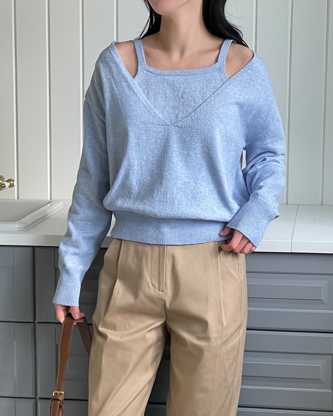 Vネックレイヤード風ルーズ長袖セミクロップド無地ニット | 詳細画像9