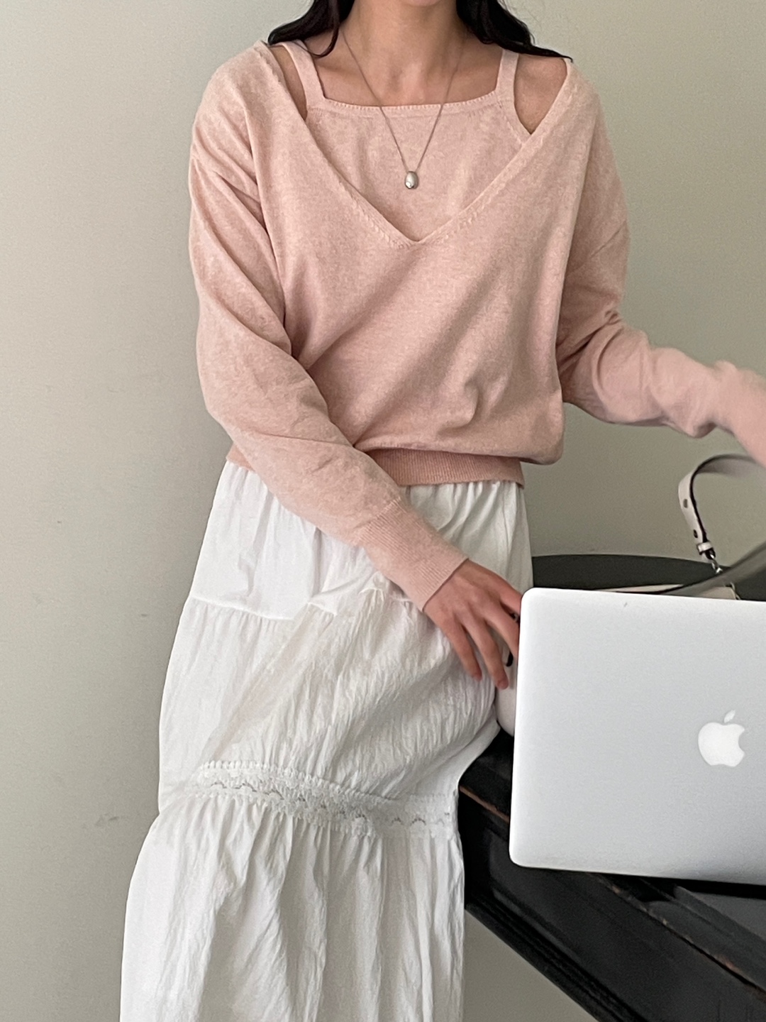 Vネックレイヤード風ルーズ長袖セミクロップド無地ニット | 詳細画像4