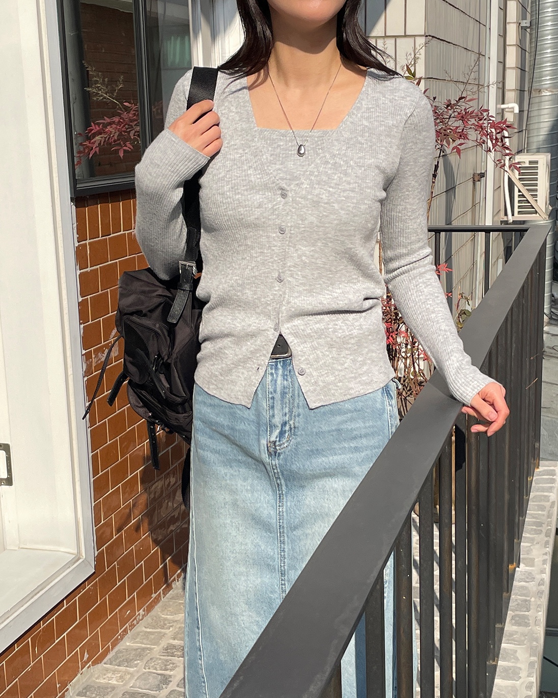 リブボタンVネックスリム長袖無地ニット | 詳細画像4