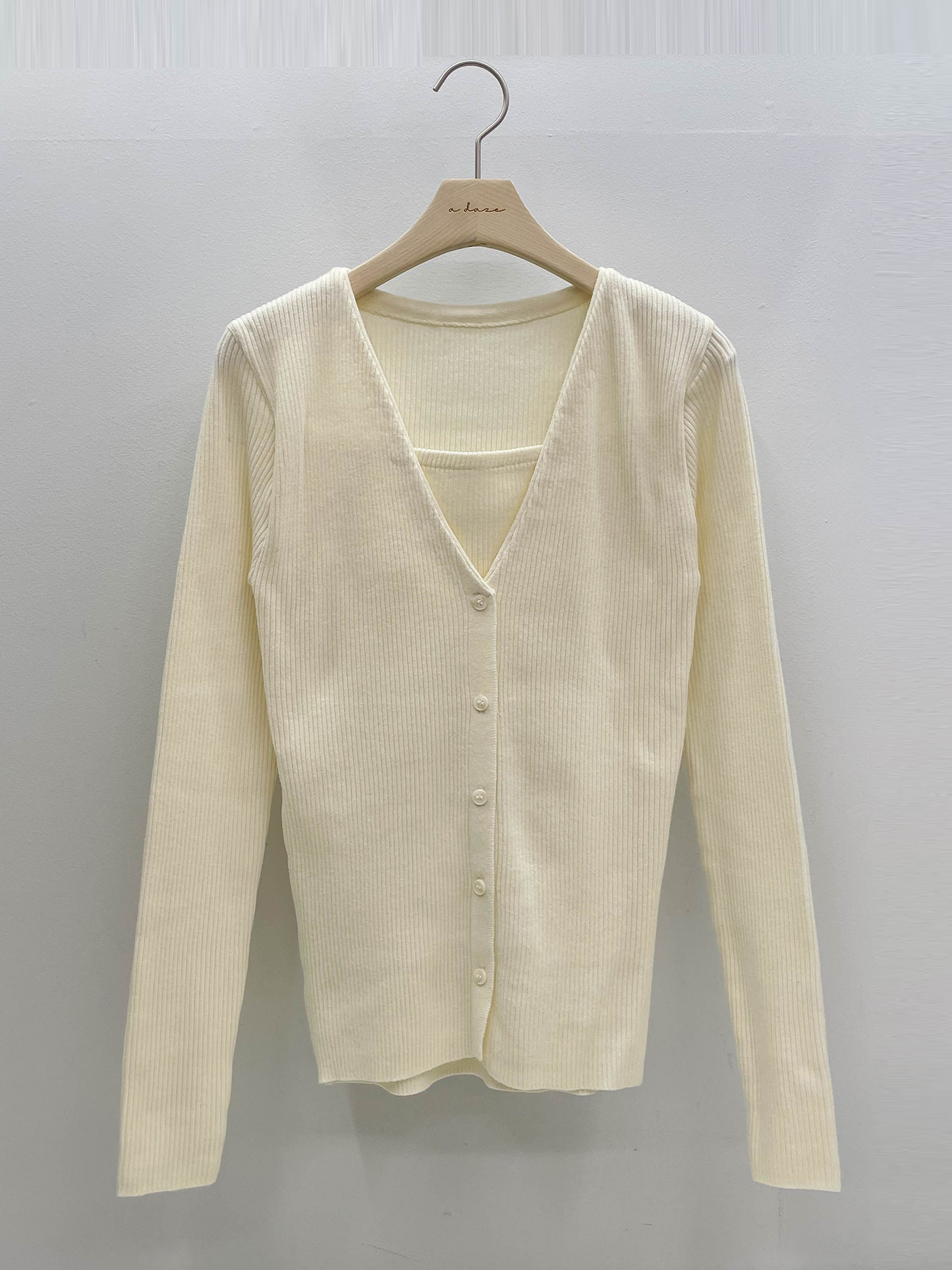 リブボタンVネックスリム長袖無地ニット | 詳細画像17